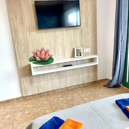 Acogedor Con Vistas Piscina Салоу